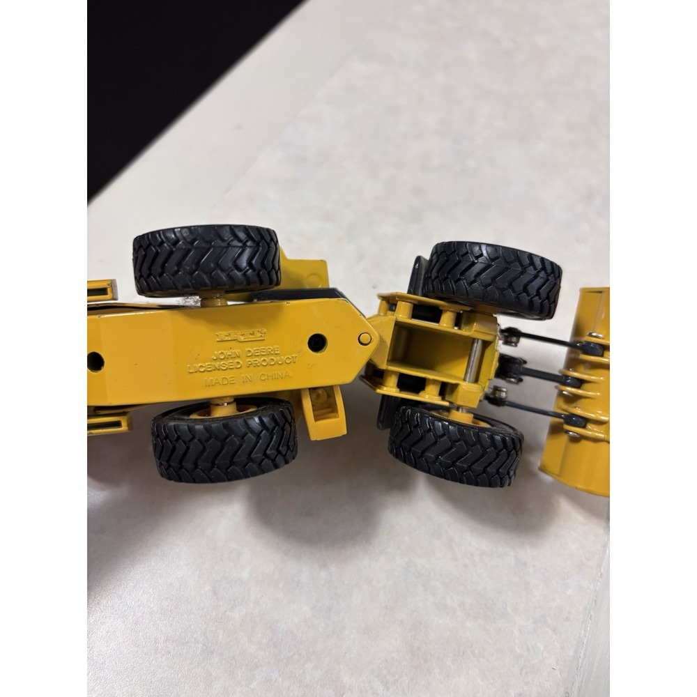 ERTL John Deere Die-Cast Wheel Loader Scale Model Rubber Wheels - Picture 8 of 9